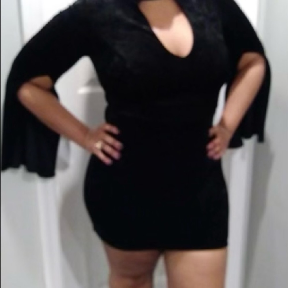 Nice black dress day or evening! In excellent condition! Velvet